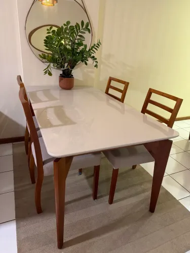Jogo de Mesa com 4 cadeiras (1,60x0,90)
