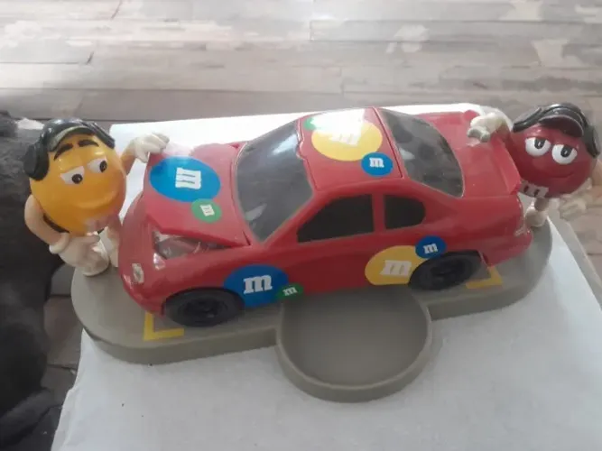 Dispenser M&M carro vermelho (amarelo)27cm comprimento, preco por unidade,antigo