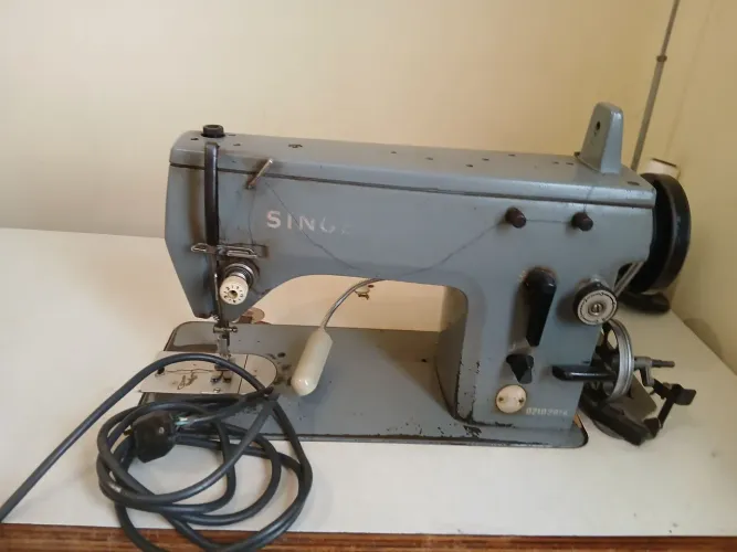 Máquina de costura Singer, reta Zig Zag