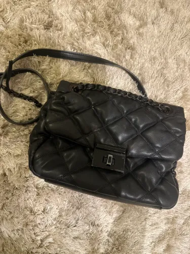 Bolsa preta acolchoada