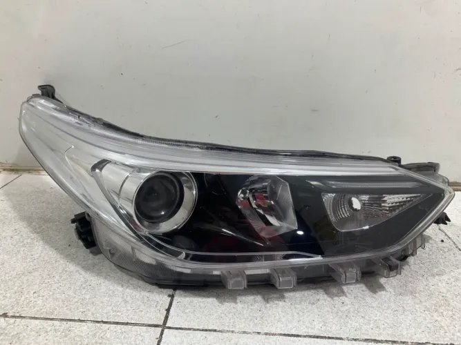 Farol lado direito Toyota yaris 2018/2021 com led