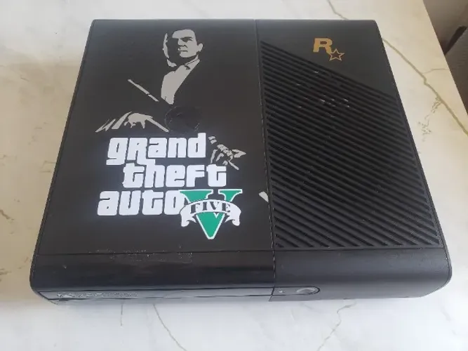 Xbox 360 super slim com defeito não liga sem os acessorios somente o console