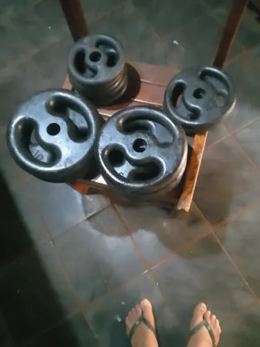 Vendo 58 kilos de anilhas novas vasadas 2x10 kilos 4x5kilos 2x3 kilos 6x2 kilos