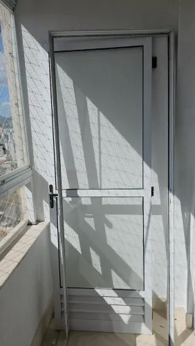 Porta em vidro e alumínio 210cm X 80cm.
