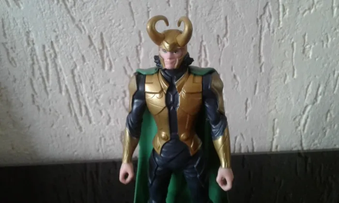 Boneco Loki Irmão do Thor Marvel Vingadores Colecionável Geek