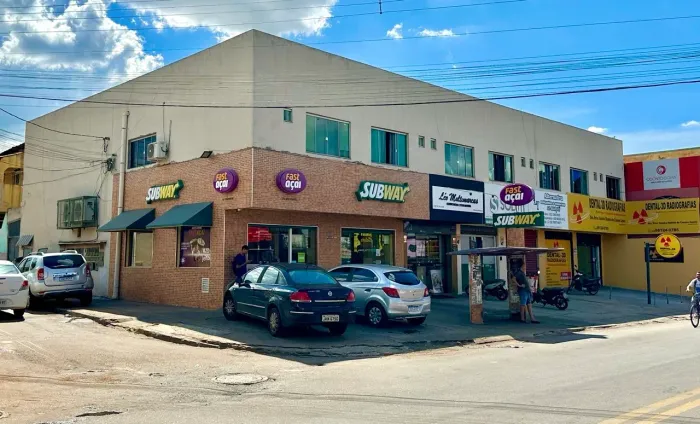 Prédio comercial de esquina na Avenida Central no bairro Jardim Nova Esperança