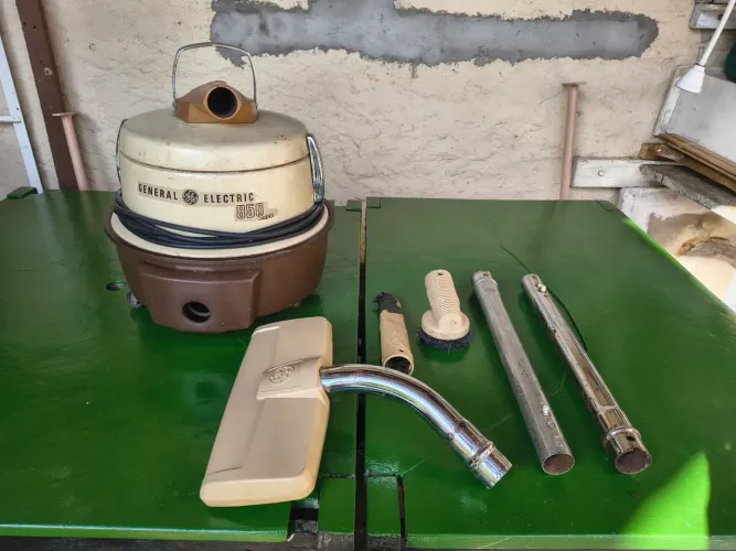 Aspirador de pó usado e funcionando