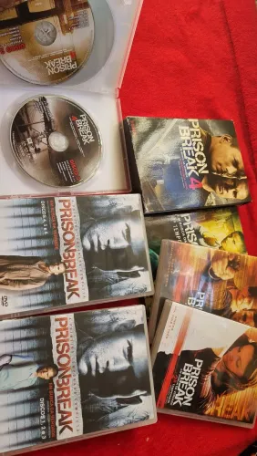 DVDs Originais da série Prison Break 4 temporadas em capas originais.