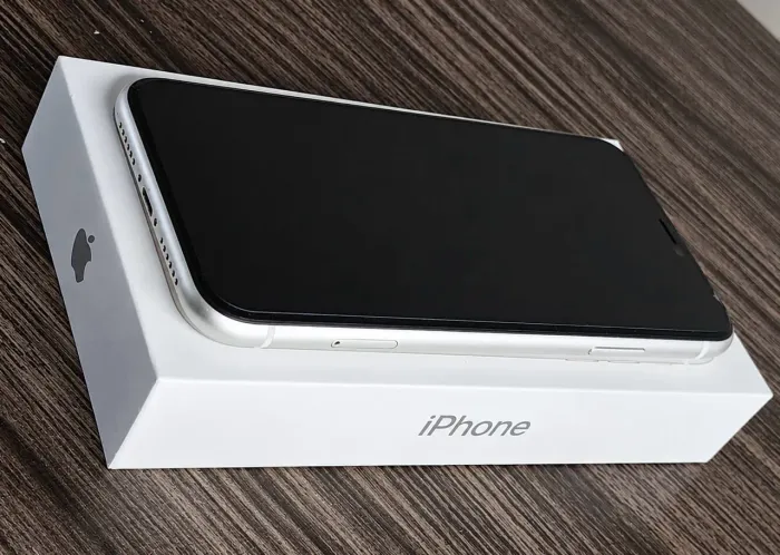 iPhone 11 branco 64GB, 74% de saúde da bateria, em excelente estado.