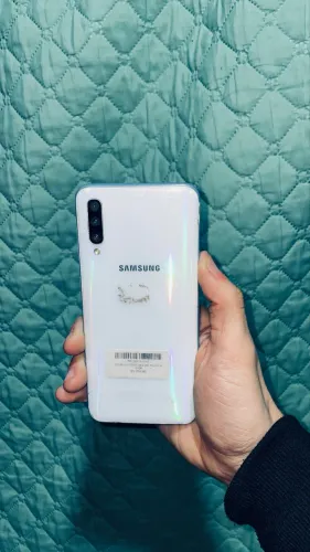 Galaxy A50 por apns 499,00 pra sair hoje. Ele vale 900 ótimo com 128gb bteria dura 2 dia