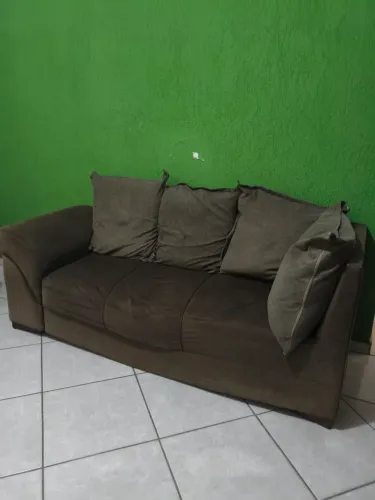 Sofá 3 Lugares Marrom + 4 Almofadas