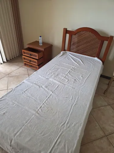 Cama de solteiro com mesa de cabeceira