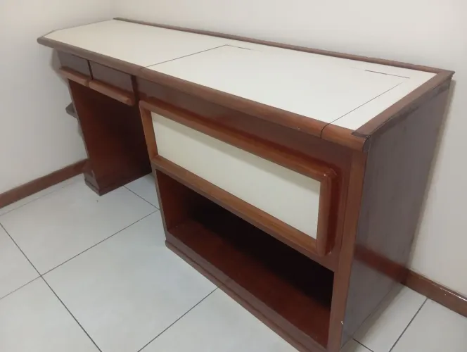 Vendo uma linda Escrivaninha c/ Gaveteiro e Baú