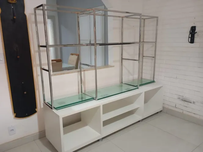 Linda estante em MDF aço e vidro