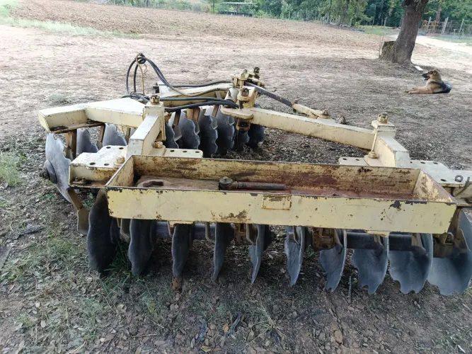 Grade aradora para trator de esteira e pneus