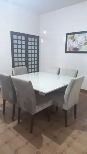 Mesa em laca off white com 6 cadeiras (laca está trincada)