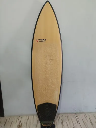 Prancha de surf Powerlight Guga Arruda - 6'0" modelo SK8 semi nova - barbada
