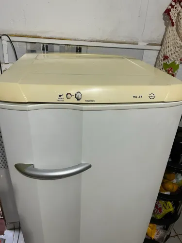 Geladeira Eletrolux 240 litros