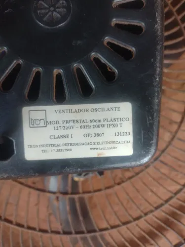 Ventilador oscilante ele tem 60 centímetro 110 e 220 funcionando