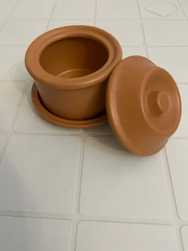 Vasinho cerâmico com tampa e pratinho - novo