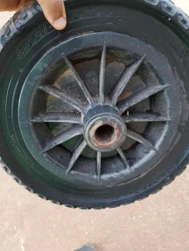 Peneu de carinho de mão