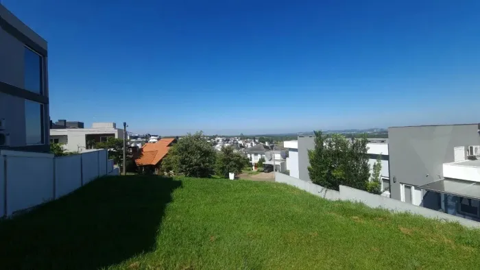 Terreno alto no Condomínio Horizon EV