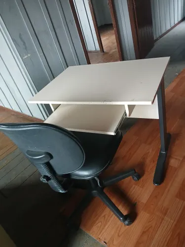Vendo mesa com cadeira para computador 