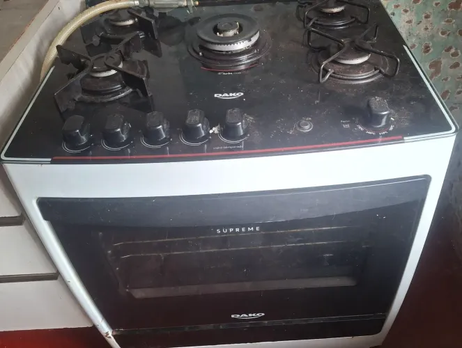 armário de cozinha e fogão