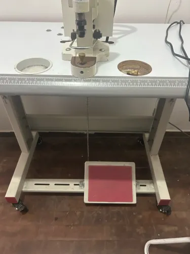 Máquina de pregar botões