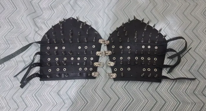 Par de braceletes grandes com espinhos