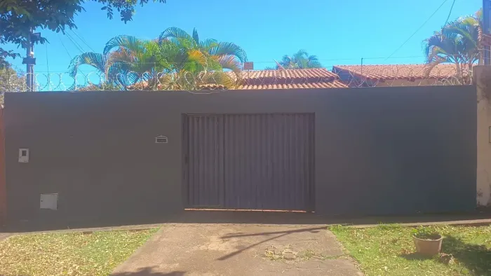 CASA 3 QUARTOS SENDO 1 SUÍTE, SALA AMPLA, COZINHA, BANHEIRO SOCIAL, ÁREA DE SERVIÇOS, GARA