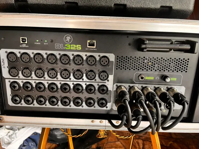 Mesa de som digital Mackie dl32s
