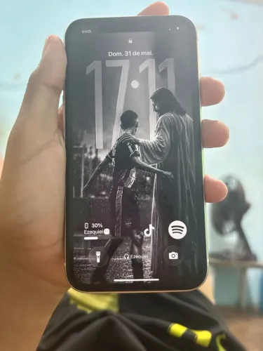 iPhone 11 todo bom apenas com trinco na tampa traseira