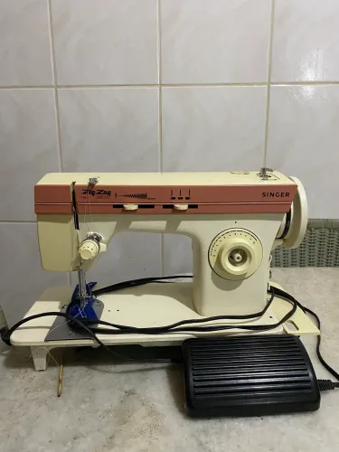 Maquina de costura Zig-Zag Super Luxo, ótimo estado