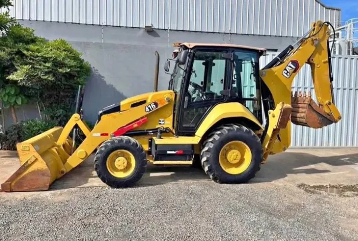 Retroescavadeira Caterpillar 2020