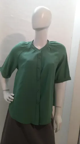 Blusão verde com botão frontal tamanho M usada
