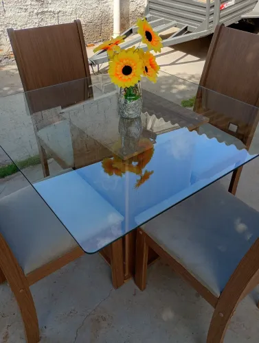 Mesa com tampo de vidro e 4 cadeiras bem nova entrego