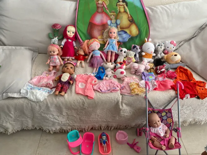 Lote de bonecas e barraca