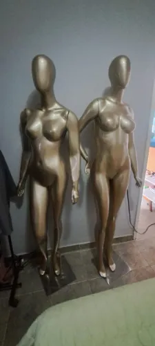 Manequim dourado em Bom estado 