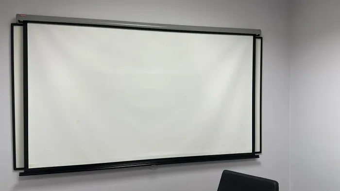 Tela de projeção retrátil com lousa manual (Somente para retirar