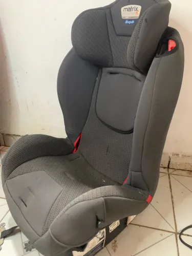 Vende se uma cadeira de carro para criança