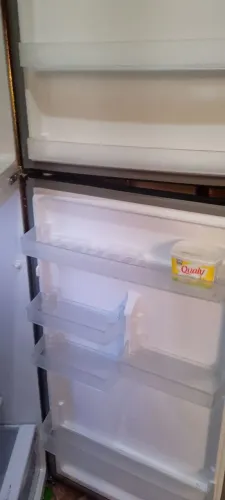 Vendo geladeira nova com 2 mês de uso tem nota fiscal tudo certinho paguei 4.200