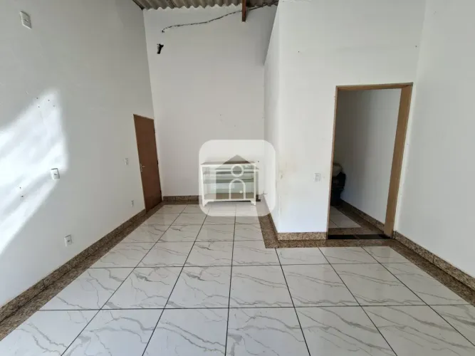 Cômodo comercial disponível para locação no bairro Luizote de Freitas
