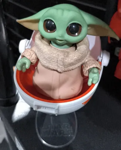 Boneco Yoda na nave 