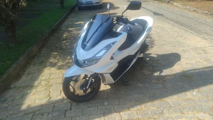 Moto impecável sem detalhes.Apenas 9400 km rodados. Moto de garagem.