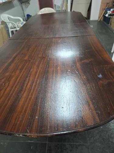 Mesa de madeira maciça antiga