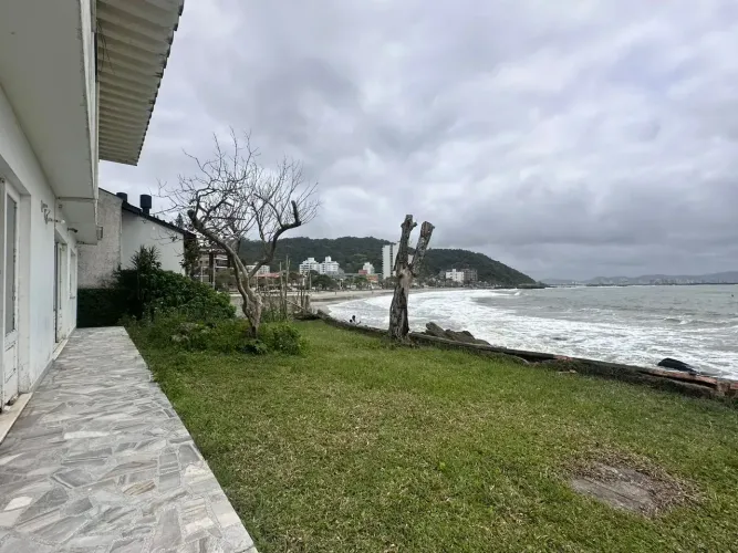 PRAIA DE CABEÇUDAS, 4 QTS 3 SUITE, 340m2, IMOVEL SEM MOBILIA.