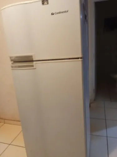 Geladeira com boa condição de uso, e barata para quem precisa