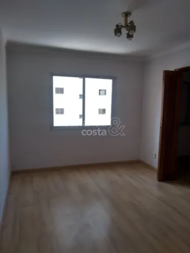 Apartamento de 01 dormitório com vaga de garagem.