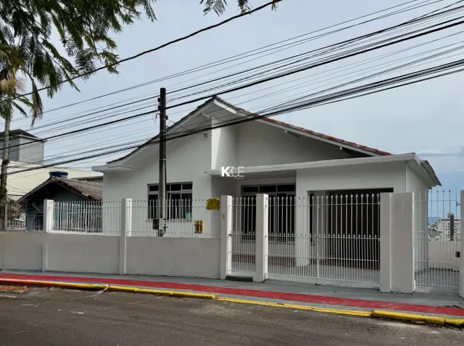 Casa Residencial 03 dormitórios para alugar no Estreito, Florianópolis SC